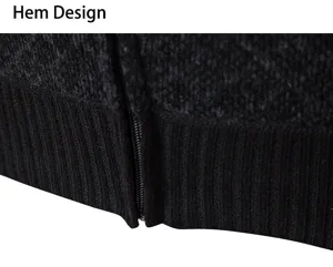 Vista detallada del dobladillo de una chaqueta de punto para hombre con un fino canalé.