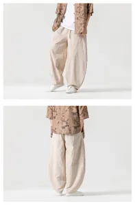 Dettagli dell'outfit da uomo in stile cinese con pantaloni larghi e camicia.