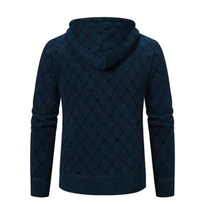 Vue détaillée du cardigan à capuche en tricot pour homme avec un motif losange élégant et classique.
