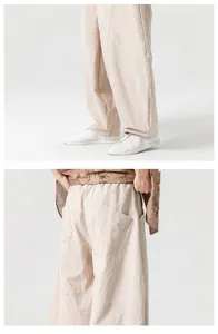 Dettaglio dei pantaloni casual ampi in stile cinese da uomo in beige con tasche.
