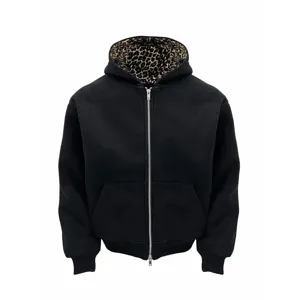 Zwarte hoodie met rits en luipaard voering in de capuchon, korte wijde pasvorm en dubbele rits.