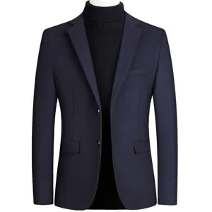 Heren wollen blazer detailweergave, klassieke revers, marineblauwe stof en tweeknops sluiting.