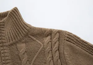 Détail pull tricot uni homme, design col zippé décontracté avec motif torsadé classique.
