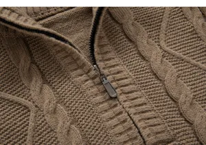Pull en maille demi-zip casual pour homme vue de detail, texture unie cablee classique.