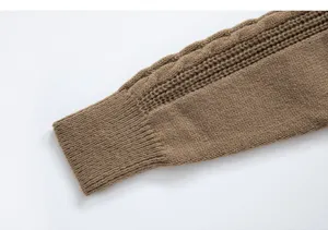 Gros plan sur la manche tricotée marron pour homme, motif torsade, poignet côtelé.