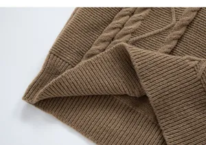 Vue rapprochée du détail du pull en tricot uni pour hommes avec texture fine et bord côte.