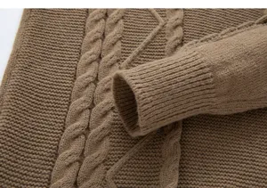 Gros plan détail poignet pull en tricot uni homme mode hiver texture confortable.