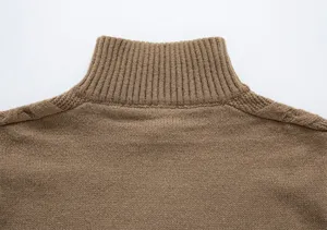 Détail du col du pull en tricot uni pour hommes, pull décontracté à col haut gros plan