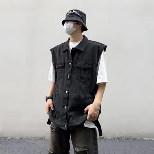 Detailansicht der schwarzen Jeansweste für Herren, ärmellose Workwear Streetwear.