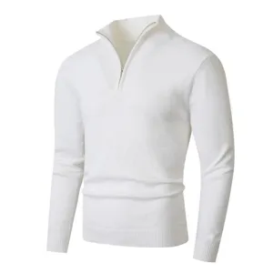 Detalle de primer plano del jersey blanco de cuello alto con cremallera y puños acanalados.