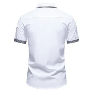 Dettaglio vista posteriore camicia uomo bianca manica corta con colletto pied-de-poule.