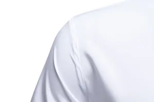 Primo piano sulla spalla e sulle cuciture fini del tessuto della camicia da uomo.
