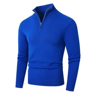 Detalle de jersey de cuello alto con cremallera hombre, parte superior de punto azul.
