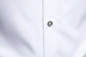 Primo piano dettagliato della patta con bottoni della camicia bianca da uomo casual