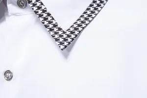 Primo piano dettaglio della camicia casual bianca da uomo con colletto pied de poule classico.