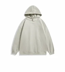 Vue détaillée du sweat-shirt à capuche décontracté avec grande poche avant et texture douce.