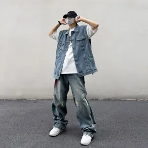 Herren lose Jeansweste Detailansicht, lässiger ärmelloser Streetwear Jackenstil mit Jeans.
