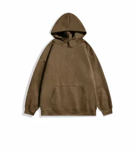Sweat à capuche décontracté en suédine pour homme vue de détail, style streetwear automne.