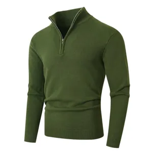 Detalle del jersey de punto para hombre en color verde oliva con cuello alto y cremallera.