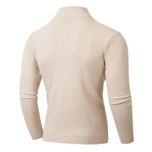 Vista posterior detallada del suéter de cuello alto beige para hombre con finos ribetes.