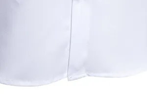 Primo piano dettaglio camicia casual bianca uomo, tessuto pregiato e cuciture rifinite.