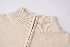Primer plano detalle del cuello y la cremallera del jersey beige acanalado cuello cisne.