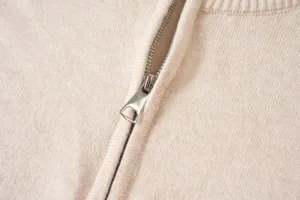 Detalle jersey punto hombre media cremallera, top pullover beige manga larga suave.