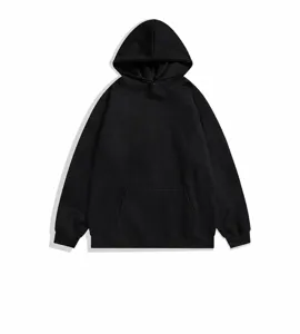 Sweat à capuche ample et décontracté avec poche ventrale, pull noir streetwear confortable.
