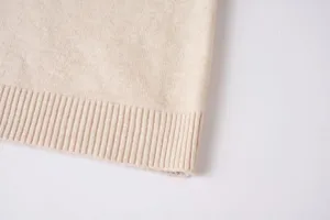 Detalle del dobladillo acanalado suéter hombre beige, textura punto suave foto pro.