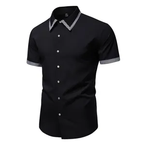 Vista dettagliata che mostra il colletto della camicia nera e i polsini con motivo pied-de-poule.