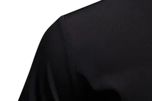 Primo piano della cucitura della spalla e della tessuto nero per camicia casual da uomo.