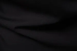 Primo piano di dettaglio del tessuto nero testurato di alta qualità della camicia da uomo.