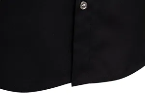Dettaglio ravvicinato del tessuto della camicia casual da uomo con bottoni e cuciture.
