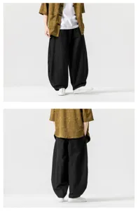 Vista dettagliata di pantaloni harem e top stile cinese larghi da uomo per yoga e tai chi.