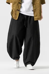 Dettaglio pantaloni harem stile cinese uomo larghi con tessuto lino cotone traspirante.