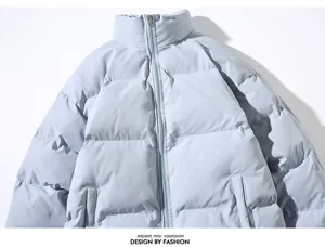 Dettaglio piumino invernale azzurro, collo alto e chiusura con zip per uomo casual.