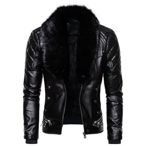 Chqueta de moto de piel sintética negra para hombre con cuello de pelo y hombros acolchados.