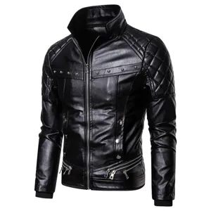 Primer plano de los detalles de la chaqueta de moto de cuero negro para hombre con tachuelas.