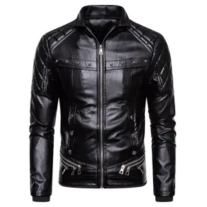 Detalles en primer plano de la chaqueta de cuero negro punk de hombre con cremalleras.