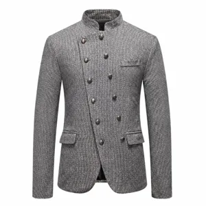 Chaqueta de traje ajustada para hombre con cuello alzado y cierre de doble botonadura asimétrica.