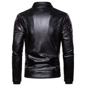 Chaqueta de moto de piel sintética negra para hombre vista trasera, solapa acolchada.