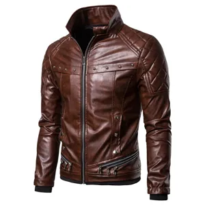 Chaqueta de moto de cuero sintético marrón para hombre con cuello alzado y hombros.