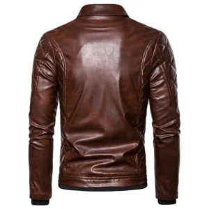 Vista de detalle trasera de chaqueta de moto de cuero sintético marrón para hombre.