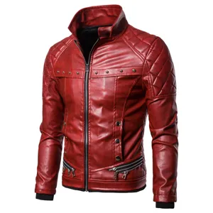 Vista de detalle de chaqueta de moto de cuero sintético rojo para hombre con estilo punk acolchado.
