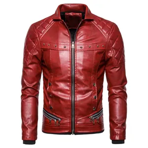 Chaqueta de moto de cuero sintético rojo para hombre estilo punk con tachuelas y cremalleras.