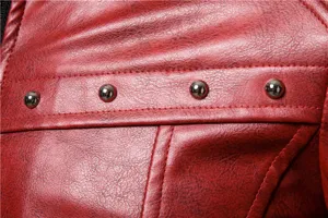Vista detallada de chaqueta de cuero de motociclista para hombre estilo punk rojo con tachuelas.