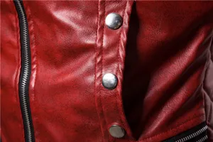 Primer plano de los detalles de la chaqueta de cuero sintetico rojo con botones metalicos.