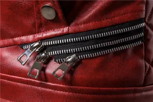 Detalle en primer plano de chaqueta de cuero para moto punk de hombre con cremalleras metálicas.