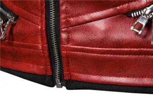 Vista detallada de la chaqueta de moto de cuero sintético rojo para hombre con cremallera.
