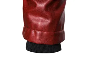 Detalle del puno de la chaqueta de cuero de moto para hombre primer plano con textura fina.